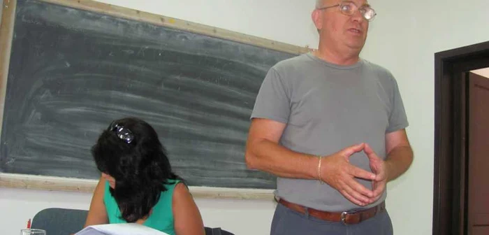 Profesorul Ioan Lung le explică profesorilor procedurile FOTO Olimpia Man