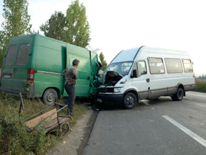 Hunedoara: Poliţia a stabilit că pietonul băut a provocat accidentul de microbuz cu opt răniţi