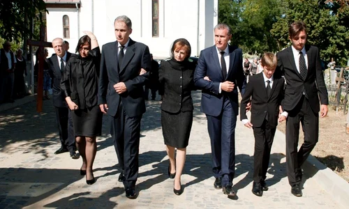 fratele Principele Radu, medicul Dan Gabriel Duda, la inmormantarea mamei   Casa Majestatii sale (10) jpg