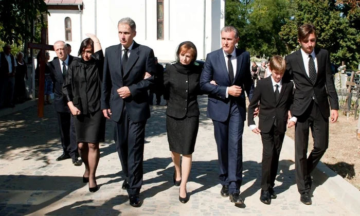 fratele Principele Radu, medicul Dan Gabriel Duda, la inmormantarea mamei   Casa Majestatii sale (10) jpg