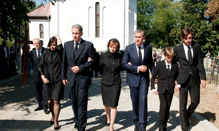 fratele Principele Radu, medicul Dan Gabriel Duda, la inmormantarea mamei Casa Majestatii sale (10) jpg