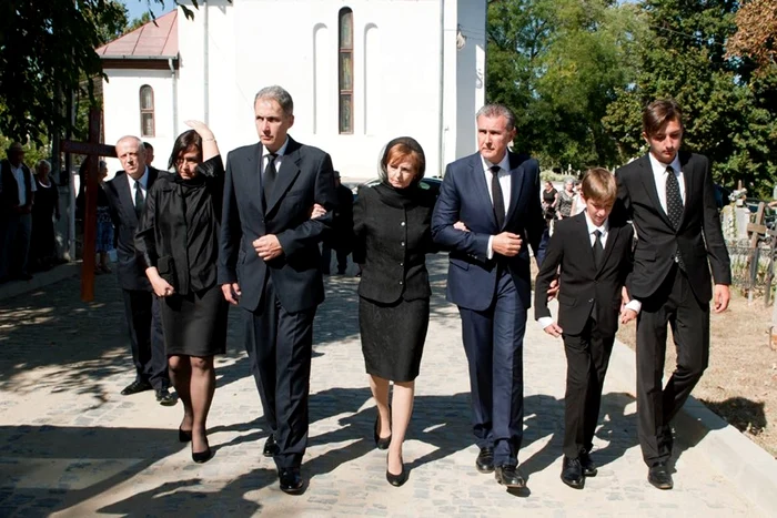 Principele Radu, cu Majestatea Sa Margareta și cu fratele său, Dan Gabriel Duda, și familia acestuia