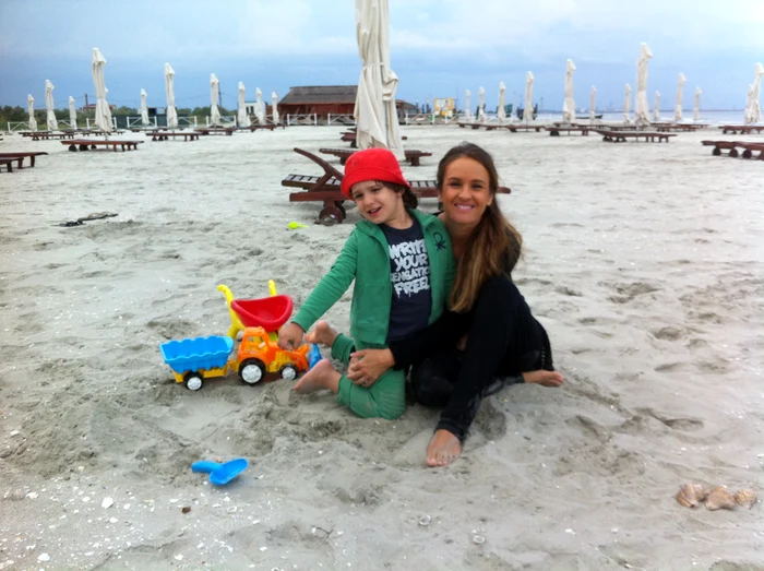Chiar dacă au prins şi zile mai răcoroase, vedeta şi băieţelul ei nu au renunţat la plajă şi la castele de nisip (foto: arhiva personală)