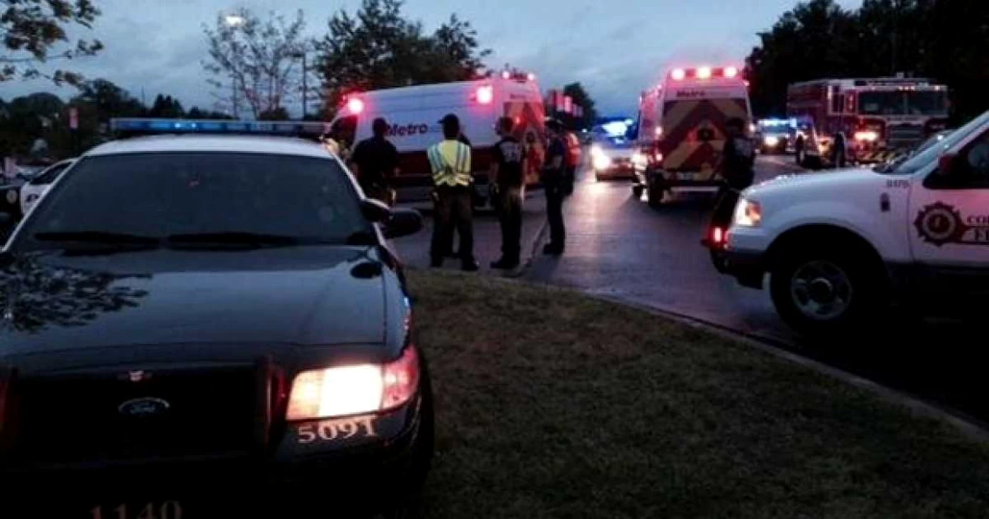 Poliţiştii au sosit la filiala din Kennesaw a transportatorului american FedEx. FOTO WGCL