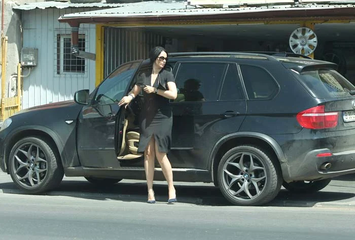 
    Andreea Marin merge la vulcanizare în cele mai elegante haine foto: Mihai Ionescu   