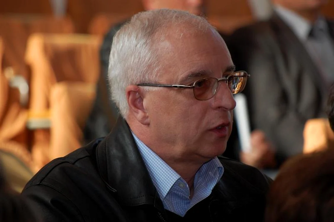 Valter Popescu nu mai este dispus să-i mai păsuiască pe datornici şi a trimis somaţii.
