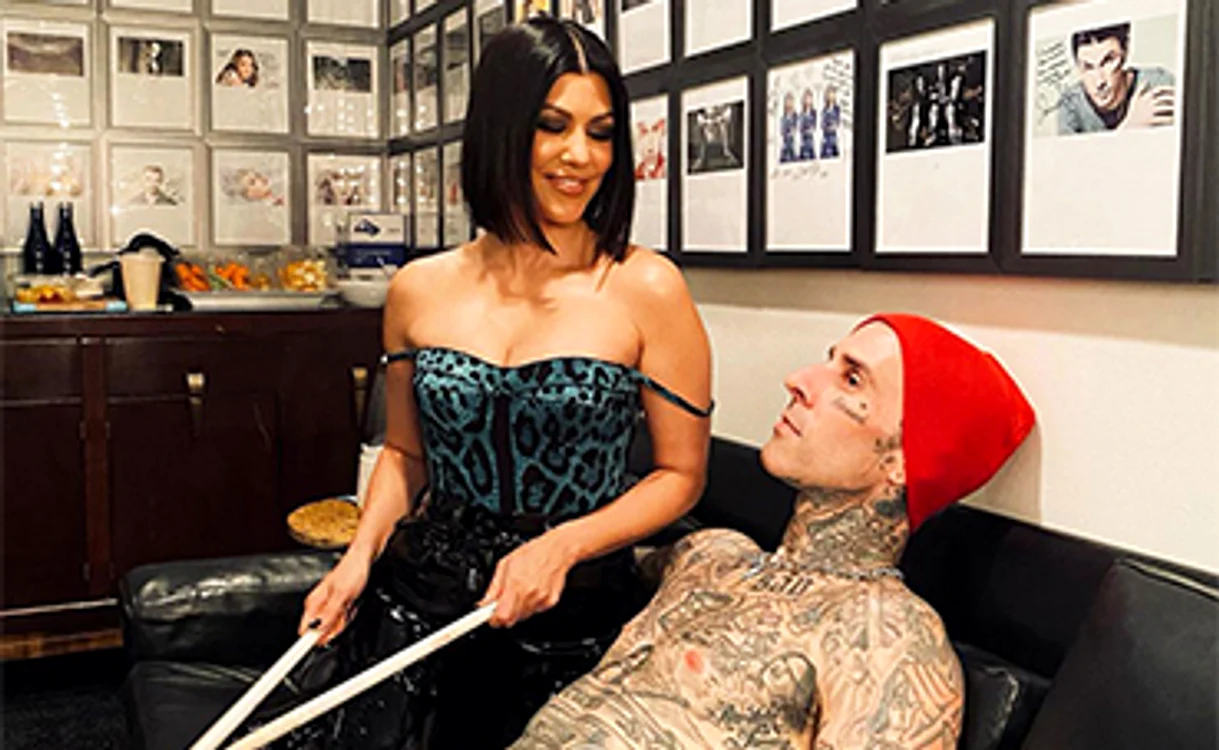 
    Kourtney şi Travis sunt împreună din februarie  