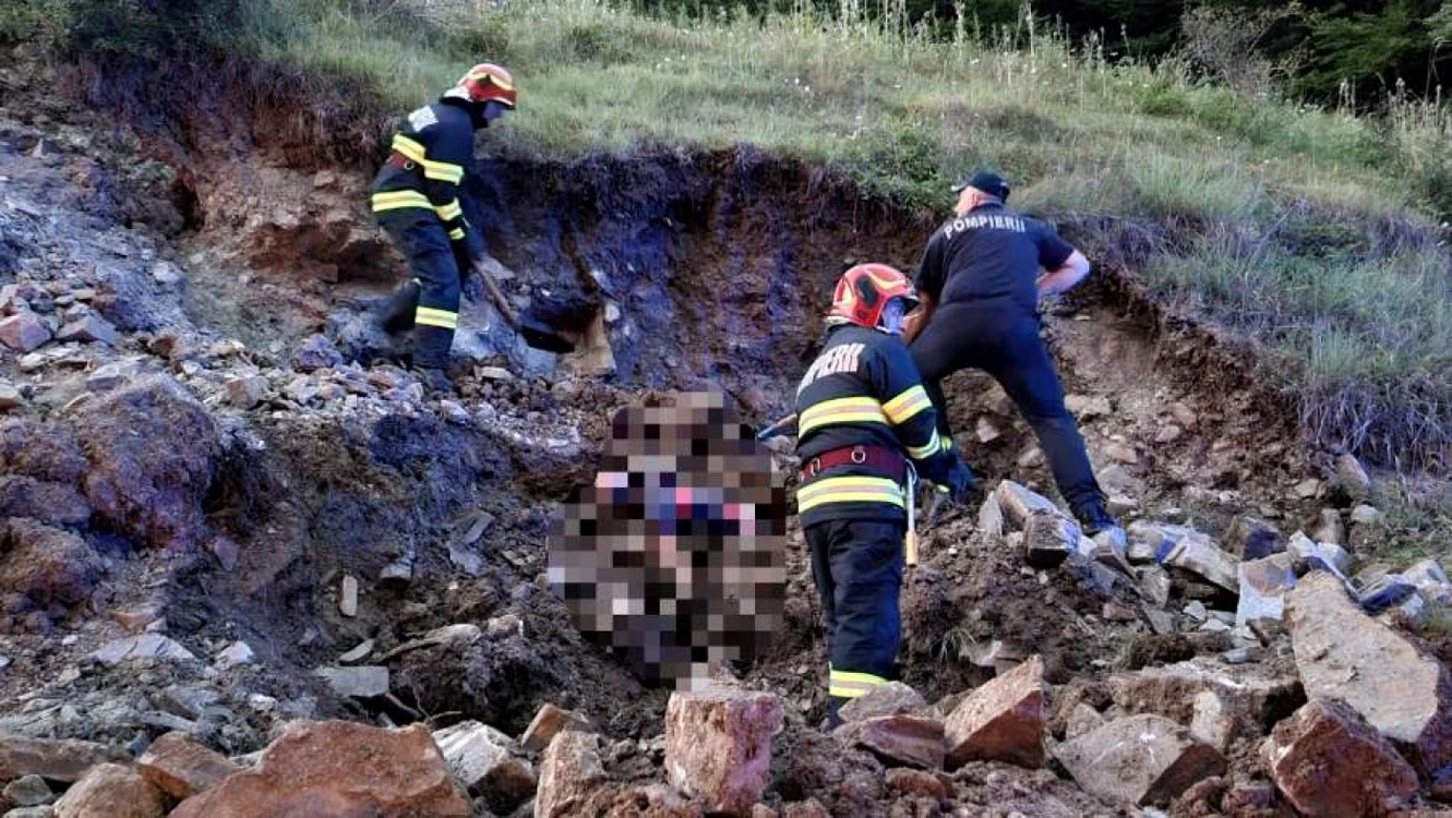 Bărbatul surprins de malul de pământ a decedat FOTO ISU Bacău