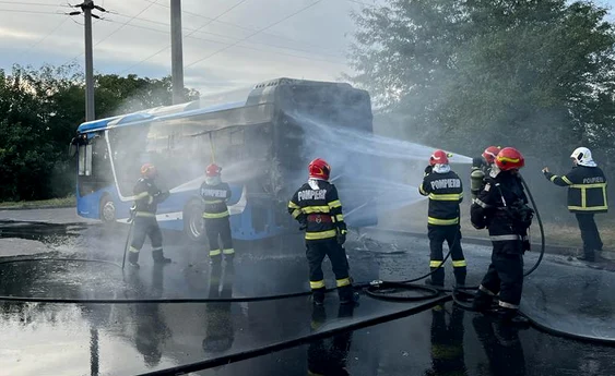 Autobuzul a fost stropit cu apă și supravegheat de pompieri FOTO: ISU Brăila