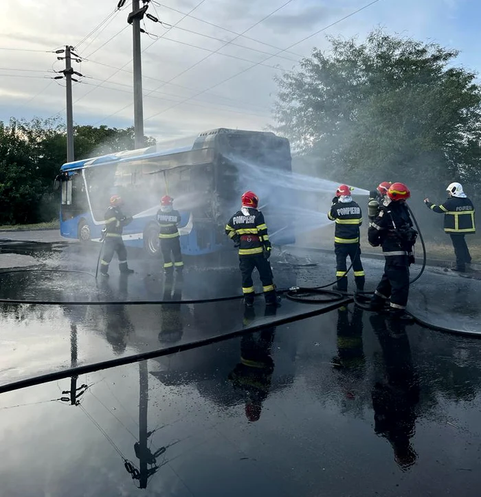 Autobuzul a fost stropit cu apă și supravegheat de pompieri FOTO: ISU Brăila