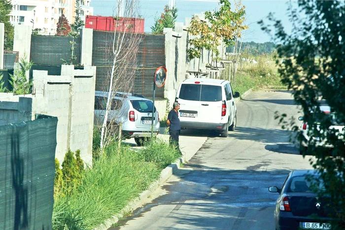 Pe strada unde are vedeta casă e paznic şi maşină de la o firmă de securitate