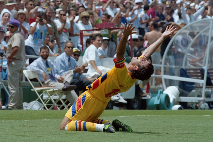 Bucuria lui Gheorghe Hagi la marcarea golului împotriva Argentinei FOTO: profimedia
