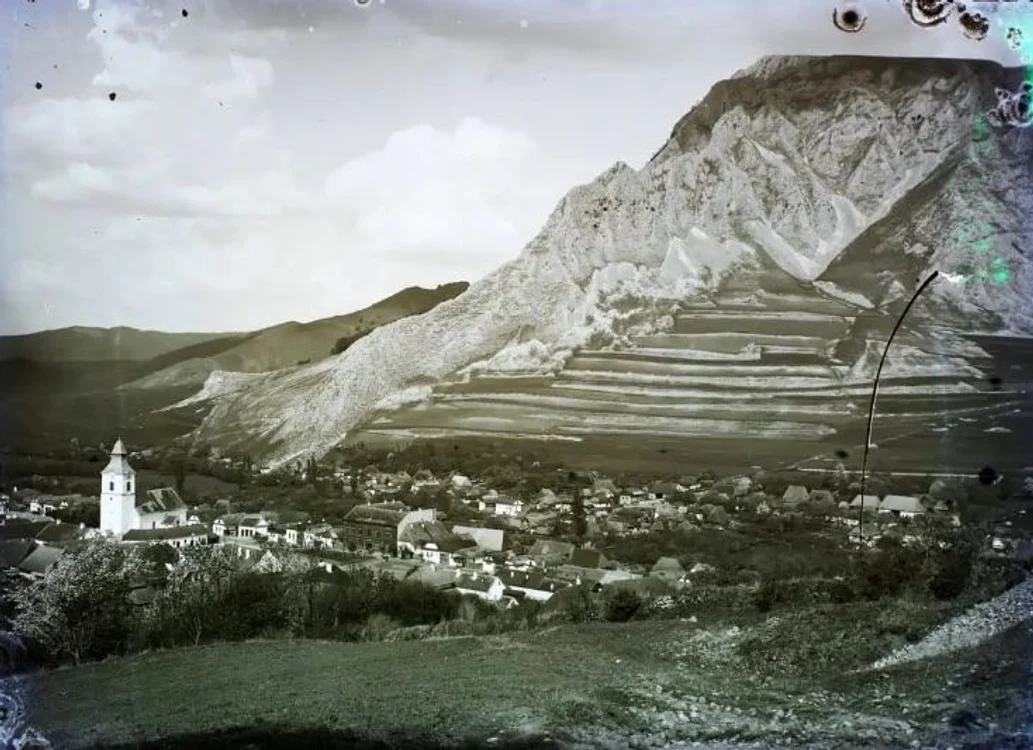 Vatra satului și Colții Trascăului FOTO Fortepan.hu