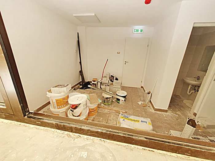 În interiorul clădirii mai este mult de lucru