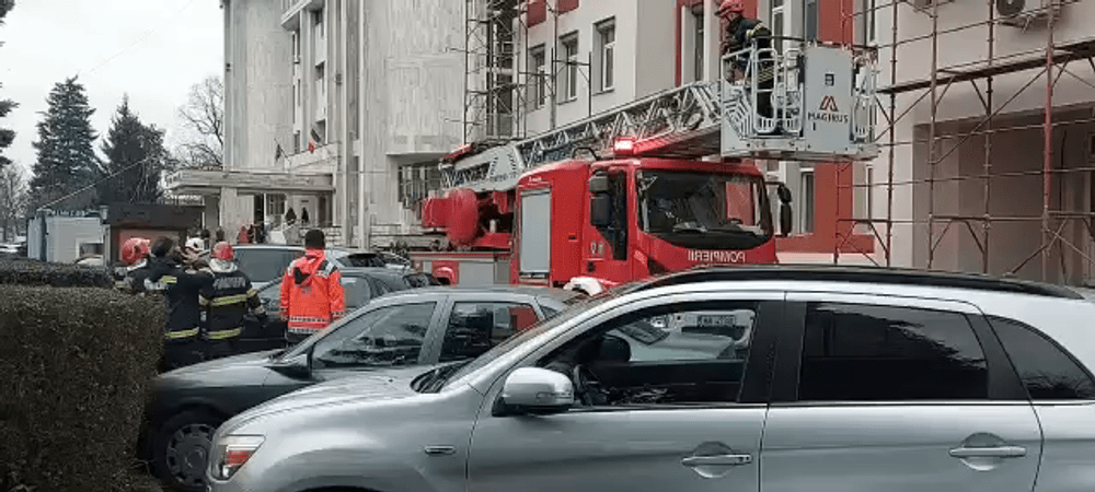Un bărbat amenință că se aruncă de pe acoperișul Spitalului de Urgență Târgu Jiu VIDEO