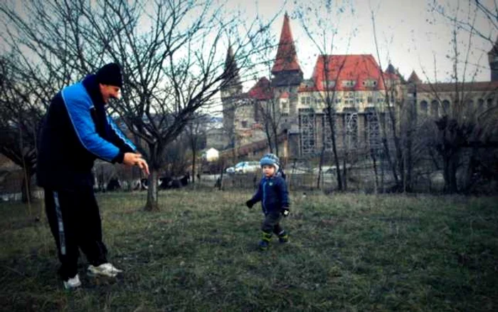 Andrei Culcer locuieşte în vecinătatea castelului şi speră ca monumentul să fie apreciat. FOTO: D. G.