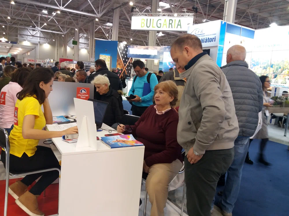 
    La standul agenției Christian Tour astăzi era coadă. Mulți erau interesați de vacanțele care se vând cu 1 euro Fotografii: Andreea Dancu  