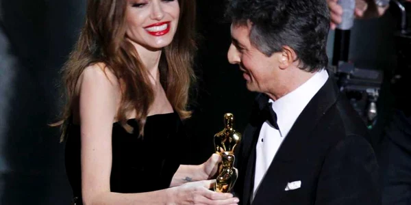 Angelina Jolie înmânează premiul pentru cel mai bun scenariu adaptat lui Alexander Payne, pentru pelicula"The Descendants"