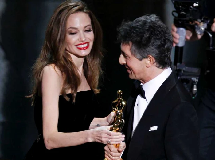 Angelina Jolie înmânează premiul pentru cel mai bun scenariu adaptat lui Alexander Payne, pentru pelicula"The Descendants"