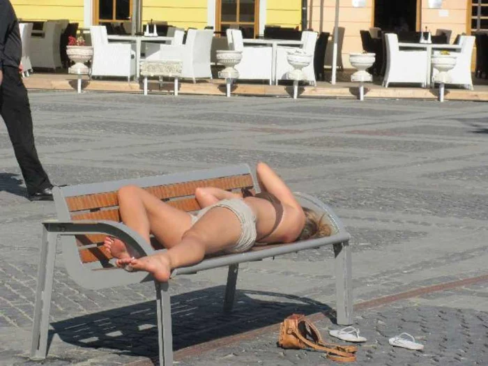 Turista la plaja in Piata Mare din Sibiu