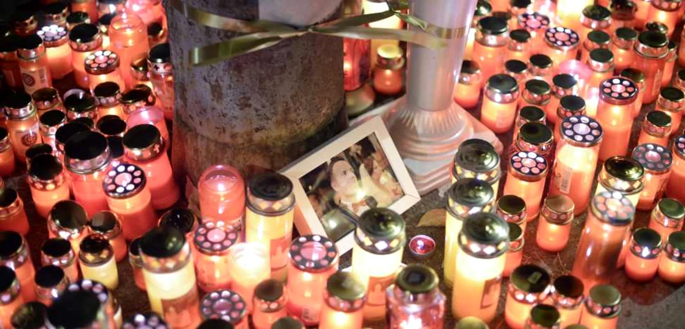 Lumini aprinse în amintirea poliţistului Bogdan Gigina FOTO Mediafax