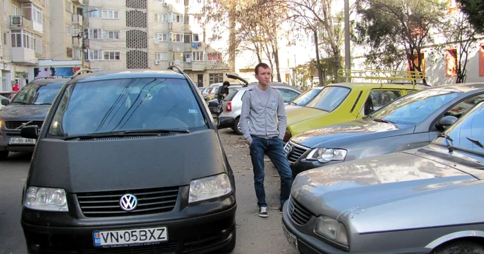 Cosmin Manolache îşi păzeşte maşina pentru a nu fi luată de cei de la Ridicări Auto