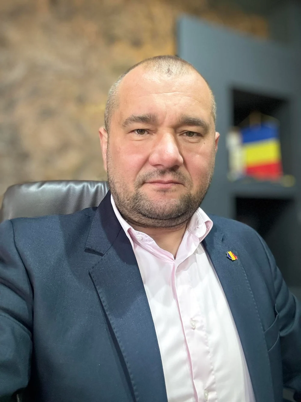 Un primar este obligat să poarte brățară electronică după acuzații grave de violență: „Au fost agresate, legate, lovite, puse în imposibilitatea de a părăsi imobilul, lăsate fără telefoane”