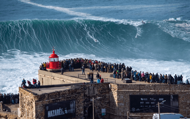 Nazaré, plaja portugheză cu cele mai înalte valuri din Europa. A devenit un paradis al surferilor amatori de extrem