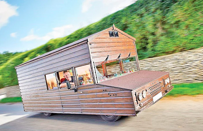 Kevin Nicks s-a plimbat 45.000 km cu un coteţ dotat cu motor de Audi RS4 4.2 V8, cu o viteză de 135 km/h