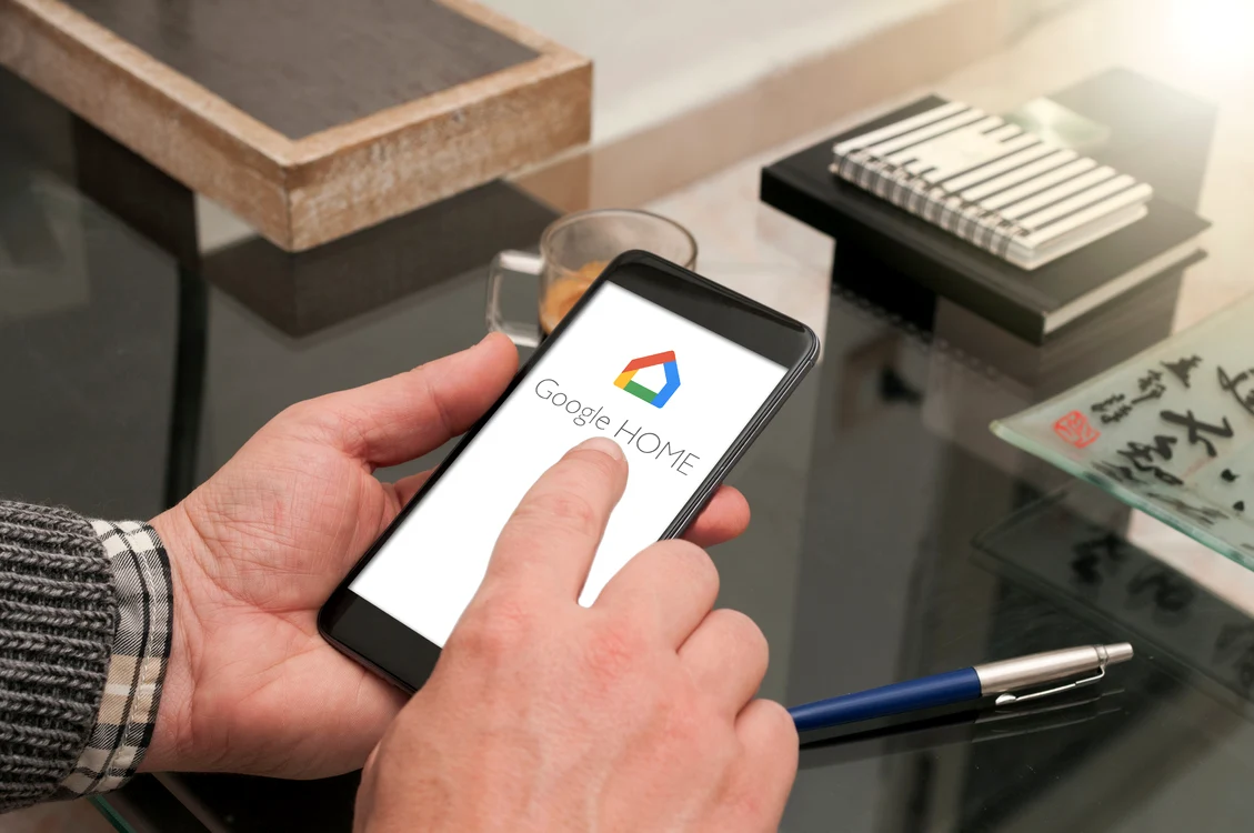 Smartphone cu aplicația Google Home. FOTO Shutterstock