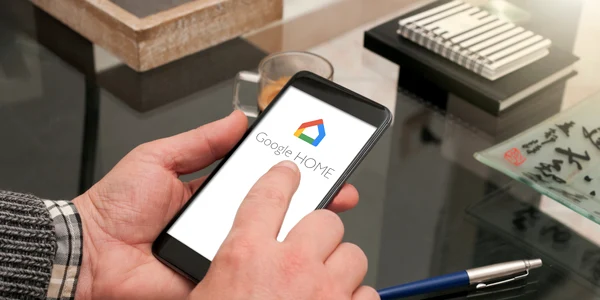 Smartphone cu aplicația Google Home FOTO Shutterstock jpg