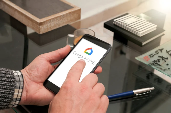 Smartphone cu aplicația Google Home. FOTO Shutterstock