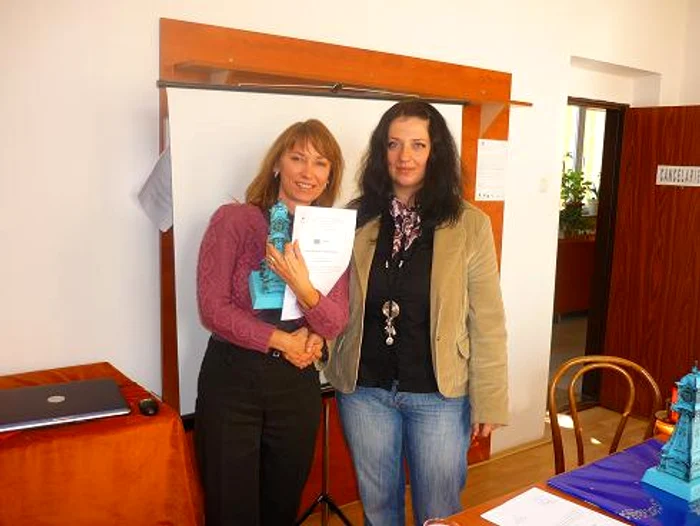 Prof. Simona Nedelcu îi oferă colegei din Polonia Ceasul Brăilei în miniatură