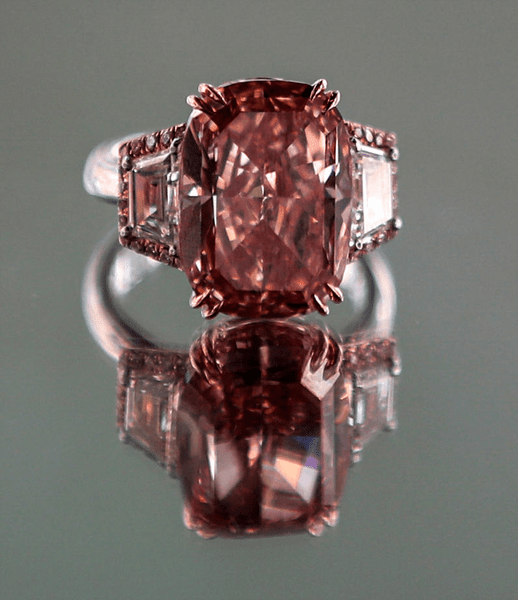 Hong Kong: Un diamant roz vândut pentru aproape 58 milioane de dolari