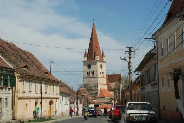 Biserica fortificată din centrul Cisnădiei are montat un paratrăsnet cu o formă unică în lume FOTO Silvana Armat