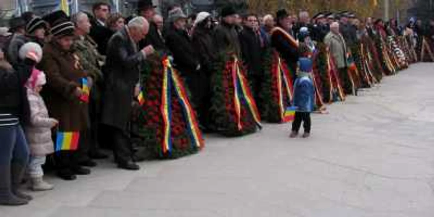 Oficialităţile, şi nu numai, au depus coroane la Monumentul Independenţei