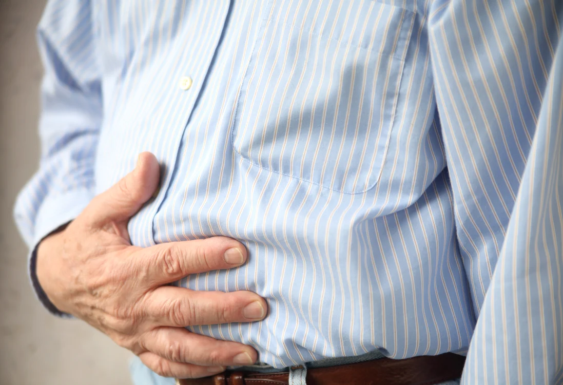 
    Printre simptomele cancerului de colon se numără și durerile de burtă  