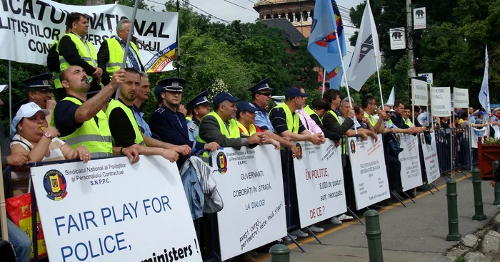 Politiştii vor marş la Cotroceni