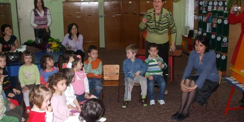 Părinţii învaţă să îşi educe copiii fără pedepse 
