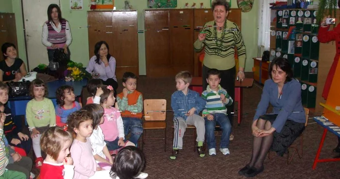 Părinţii învaţă să îşi educe copiii fără pedepse