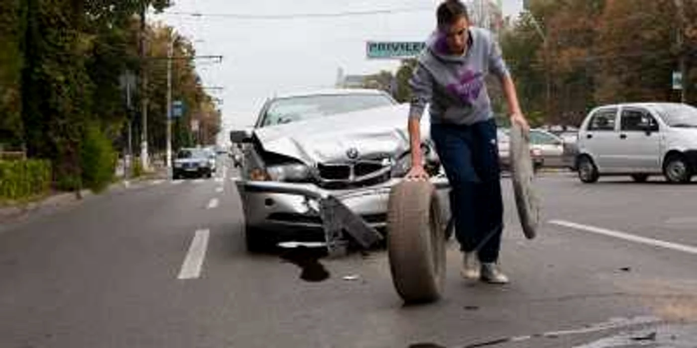 Unul dintre şoferii păgubiţi pentru care începe calvarul obţinerii banilor pentru repararea maşinii