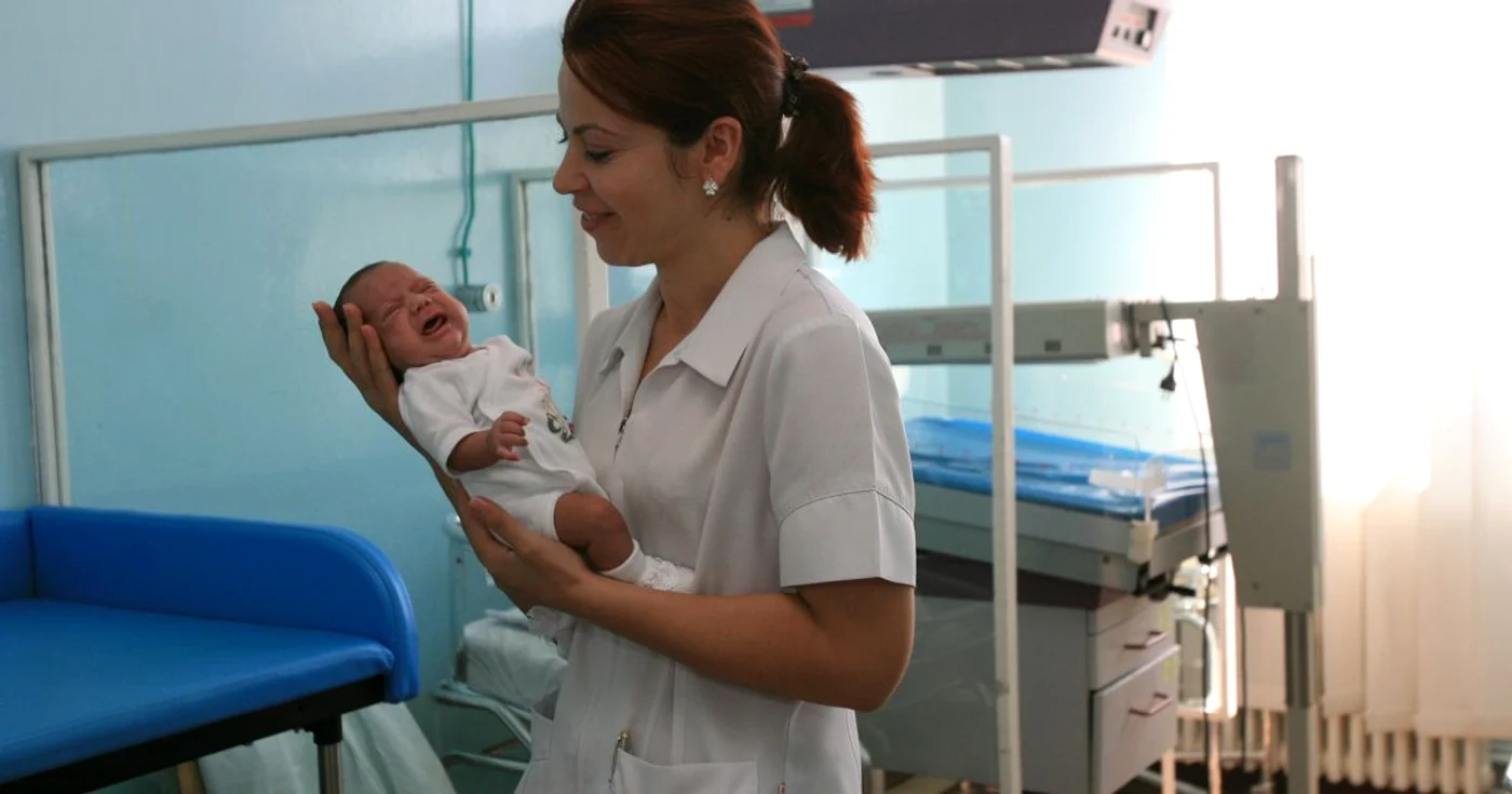 Asistenţii medicali din maternităţi au acum şansa să aibă diplome de moaşe. Foto: Adevărul