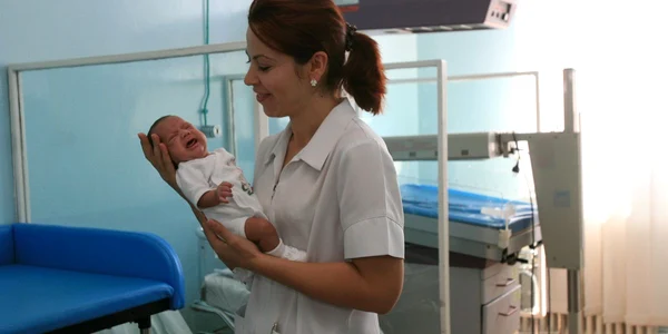 Asistenţii medicali din maternităţi au acum şansa să aibă diplome de moaşe. Foto: Adevărul