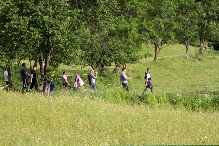 Cei doi bărbaţi au cărat resturile prietenului de pahar cu o pătură şi le-au abandonat lângă un râu (FOTO: Bianca Sara)