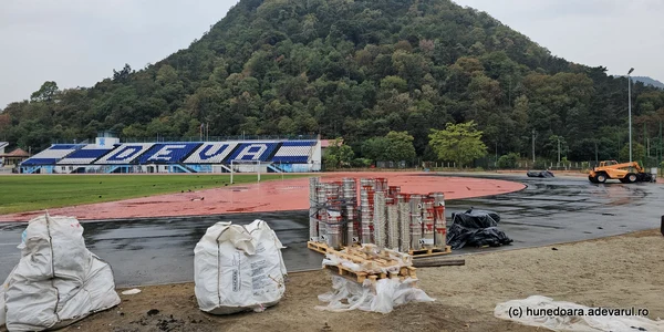 Pista de atletism a stadionului din Deva  Foto Daniel Guță ADEVĂRUL (19) jpg