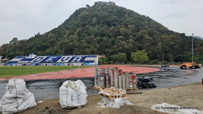 Pista de atletism din Deva, în construcție. Foto: Daniel Guță. ADEVĂRUL