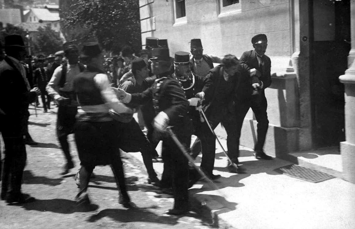 Un naţionalist bosniac sârb,  posibil Princip,  dar mai probabil Ferdninand Behr,  e capturat de poliţie şi dus în sediul poliţiei din Sarajevo,  pe 28 iunie 1914. 