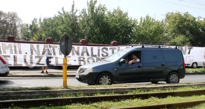 Galeria stelistă a afișat un banner la intrarea în Cimitirul Ghencea Civil