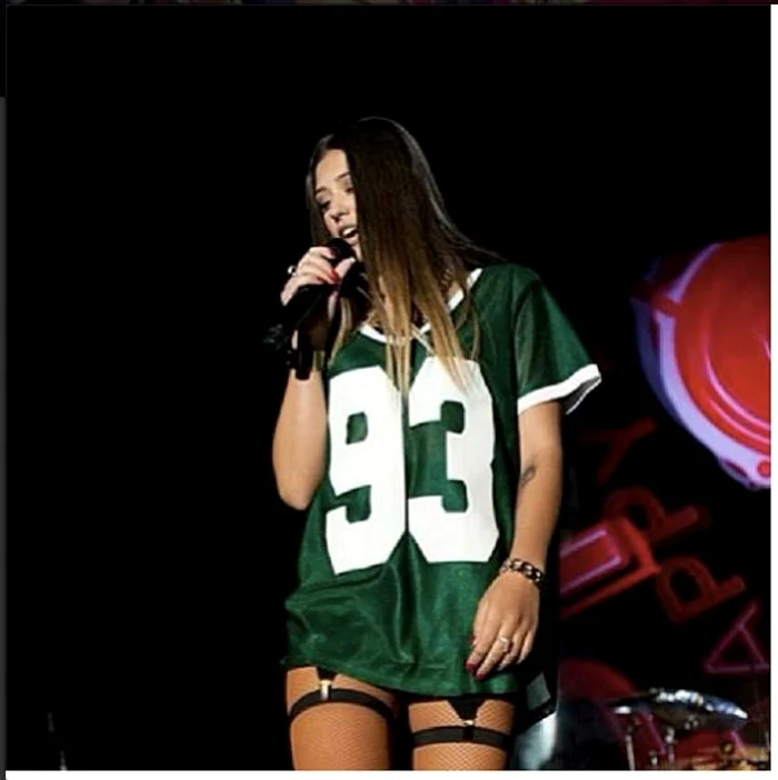 Antonia, sexy, cu lenjeria la vedere pe scenă