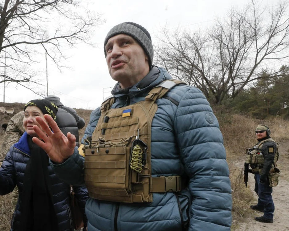 Vitali Kliciko la un post de control din apropiere de Kiev Foto: EPA-EFE/Arhivă